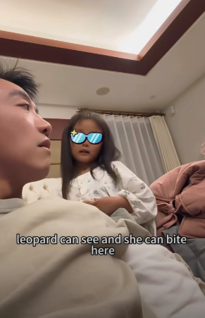 我以为郑恺女儿英语好是砸钱请外教。
结果看到他家的晚饭规则，我沉默了。
 
视频里他5岁的女儿Ana，跟他全英文聊猎豹和花豹的区别，发音标准，逻辑清晰。网友调侃：这水平超过邓超了。

我们平常人也可以的，咱们慢慢练，先从日常吃饭、玩玩具这些小事的简单表达开始就行，敢开口就是超棒的进步啦。

郑凯的英