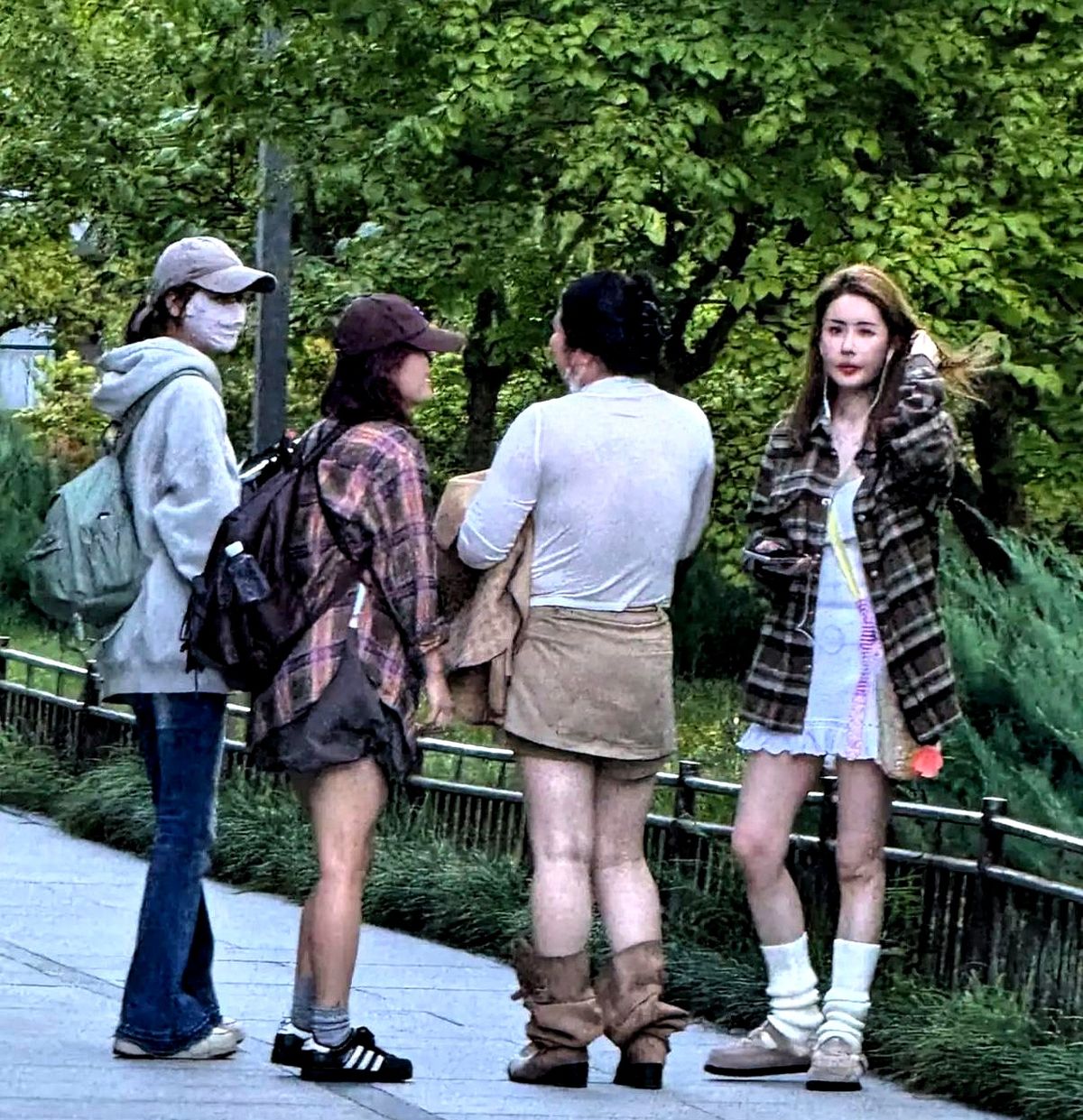 身家过亿的网红，蹲在颐和园长廊啃糖葫芦，硬生生把自己穿成了五五分。

38岁的韦雪套着亮片短裙，腿上裹着黑色长筒袜，不到一米六的个子被衣服从中间截断。她手里举着咬了一半的糖葫芦，冲着路人的镜头咧嘴傻笑，透着股毫不掩饰的憨劲儿。

这段偶遇视频一传出来，网友都愣了。平时叱咤商场的亿万富婆，私下连个保镖
