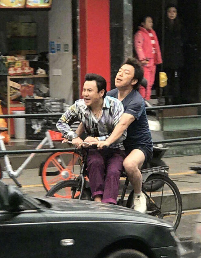 岁黄渤骑车摔伤锁骨骨折！中年运动警钟敲响，老牌票房灵药如何破局
52 岁黄渤在家门口骑行锻炼，一时分心不慎摔倒，确诊锁骨骨折住院治疗。乐观的他还在病房自嘲，提醒所有人骑车千万不可三心二意，即便是熟悉的道路，意外也可能瞬间降临。这场意外，也给所有中年人敲响了运动安全