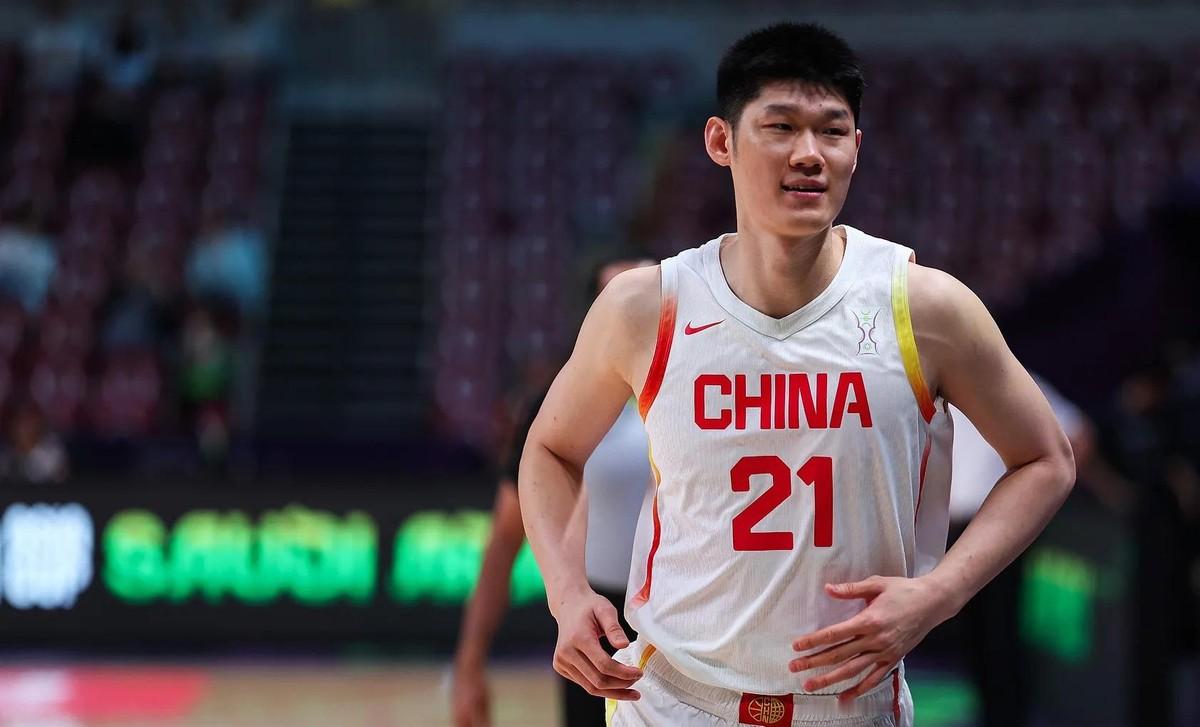 70-79，中国男篮输给伊朗，第四名收官。
上半场还领先2分，庞峥麟半场11分撑着。第三节突然不会打了，被伊朗轰出26-15，直接反超。末节追到只差1分，又被人家连着三分摁回去。
说实话，看这场球挺不是滋味的。不是不能输，是输得让人看不到那股劲儿。从领先到崩盘，好像就一瞬间的事。
朋友们，这支男篮的