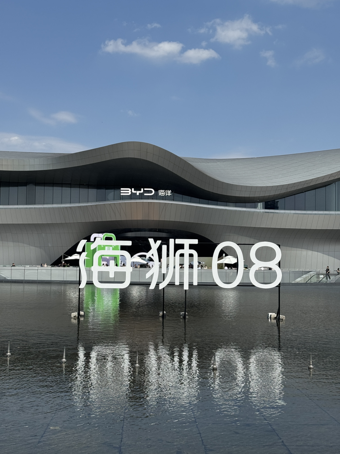 今天在成都，比亚迪海狮08上了，22.99万起。翻了下配置表，有点意外：空悬、后轮转向、激光雷达智驾，居然全系标配。
这操作不多见。通常品牌的套路是入门款给你装个壳，真正影响体验的底盘和智驾，要么顶配才有，要么加钱选。你以为买的是旗舰，其实提回来个丐版。
海狮08等于不按这个套路来了。最低配和顶配开