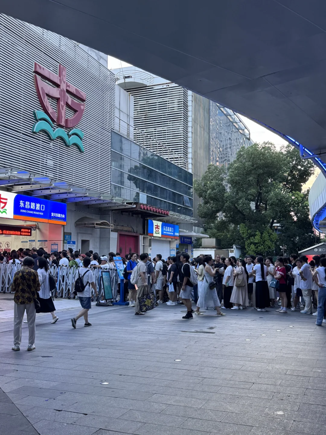 此刻陆家嘴渡口排队人群