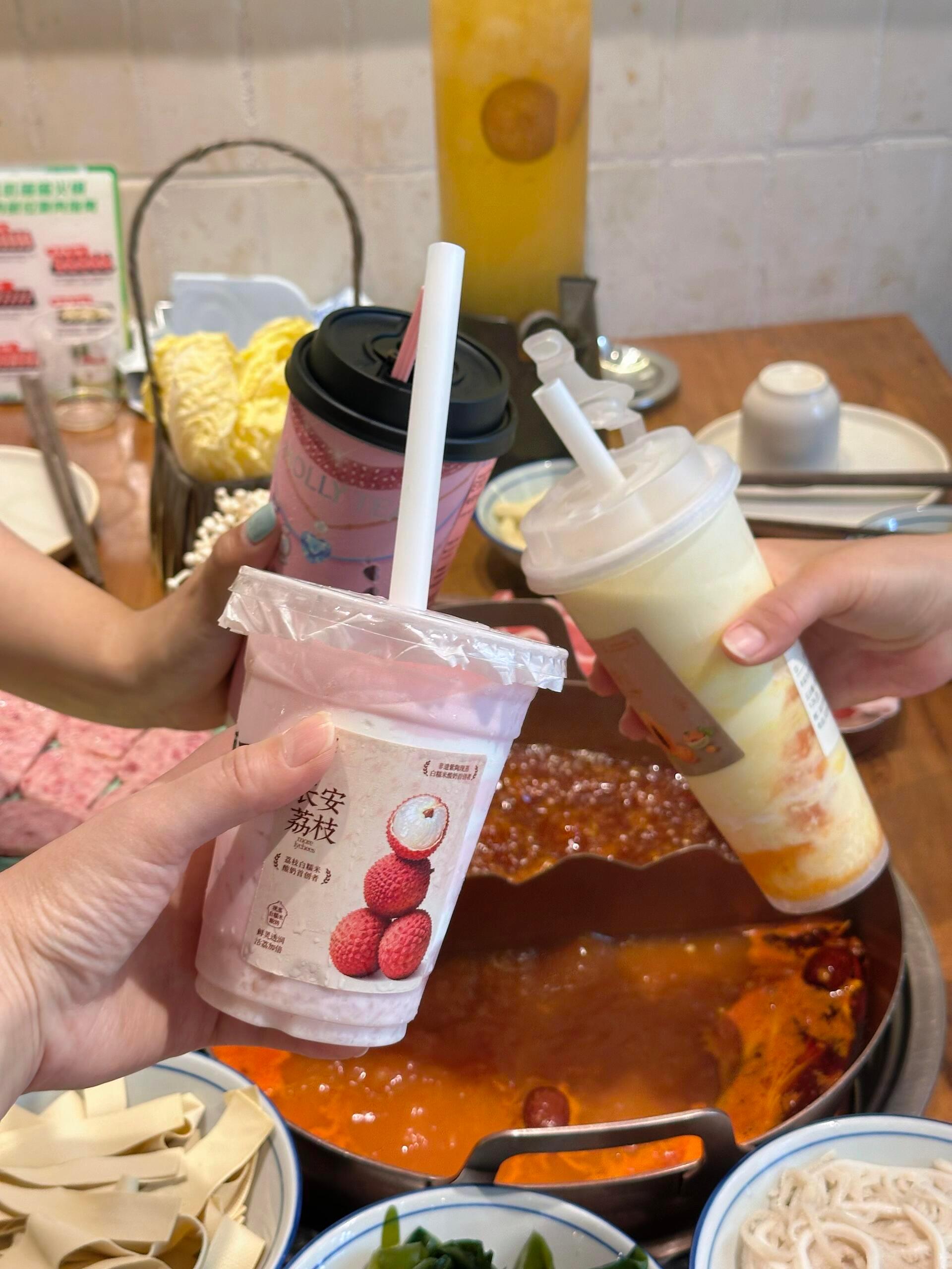 带娃随手拍夏天就要窝在家夏日游园会 好消息：暑假快要结束了！[开学季]暑假妈妈精神状态be likeLv.1 岁月静好 —— 计划表贴好，母慈子孝Lv.2 勉强营业 —— "妈"这个字一响，先深呼吸Lv.3 电量告急 —— 每天数三遍"还有几天开学"Lv.4 破罐破摔 —— 早餐牛奶面包，晚餐外卖速冻[笑cry] ​​​