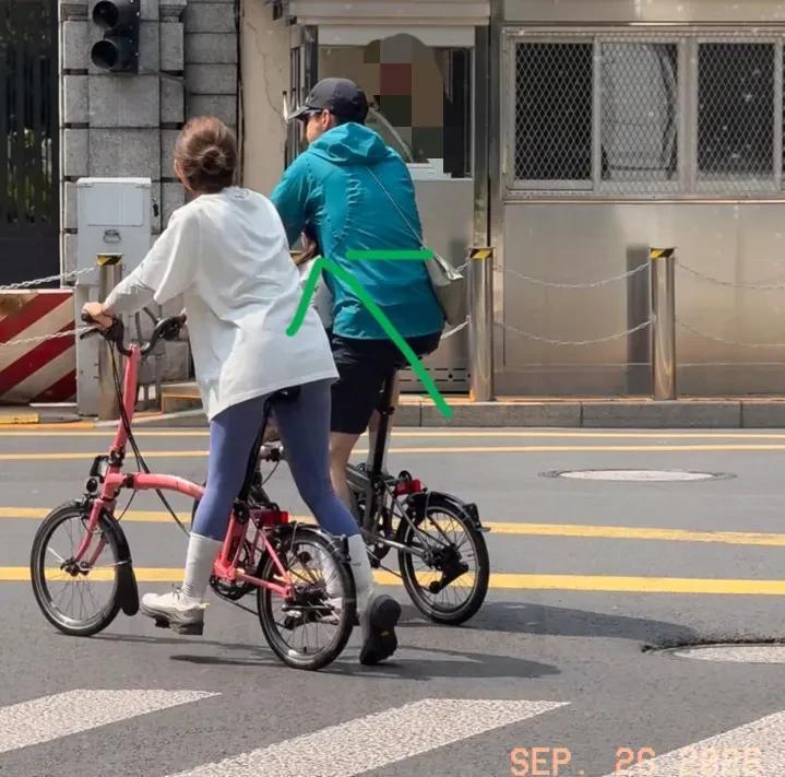 偶遇胡歌一家三口骑行！胡歌载着女儿，帮妻子背包，画面温馨治愈 ​