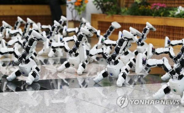 科技帶來視覺盛宴! 韓地方政府大樓上演機器人舞蹈-圖3