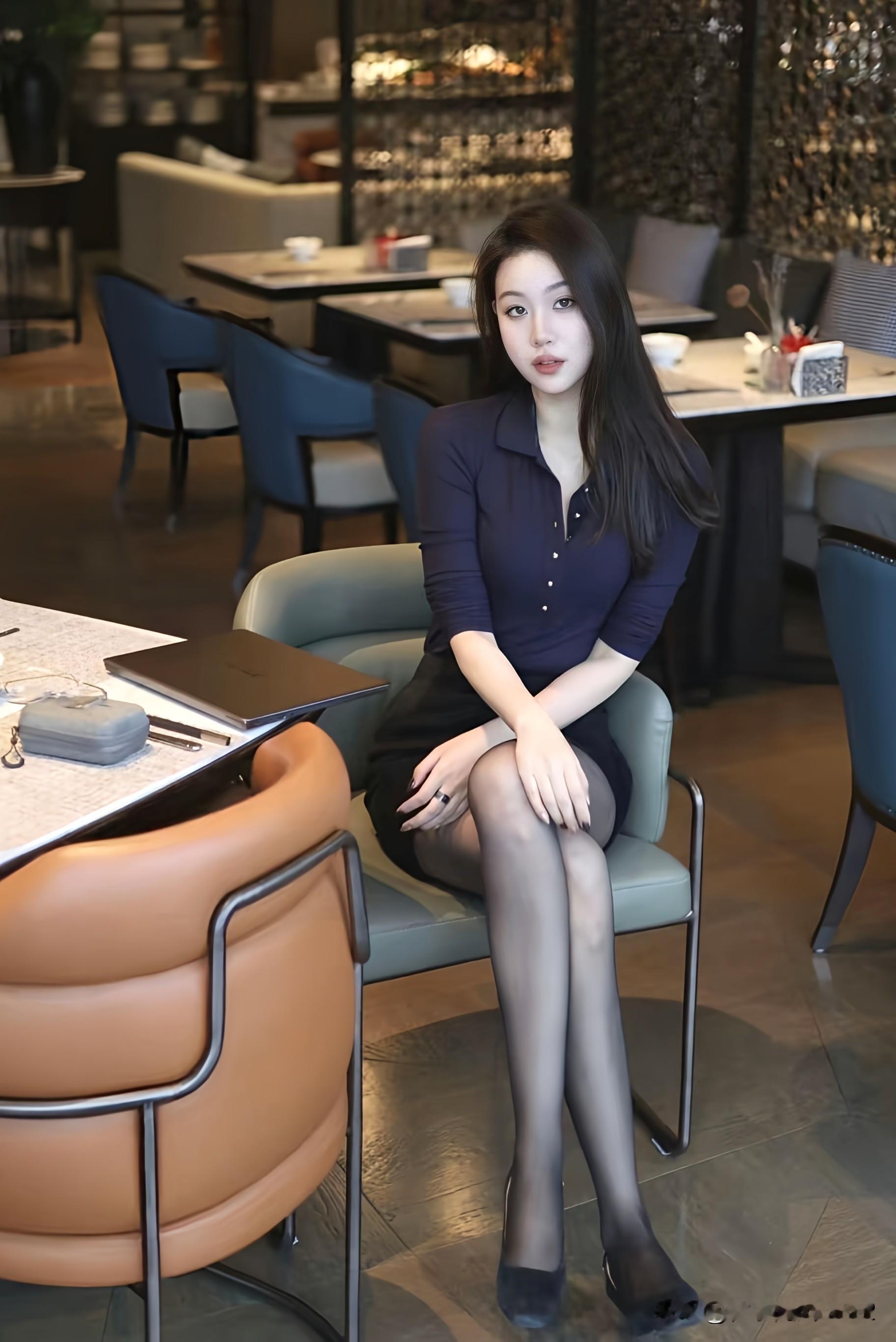 优雅咖啡馆，时尚女郎，静享时光