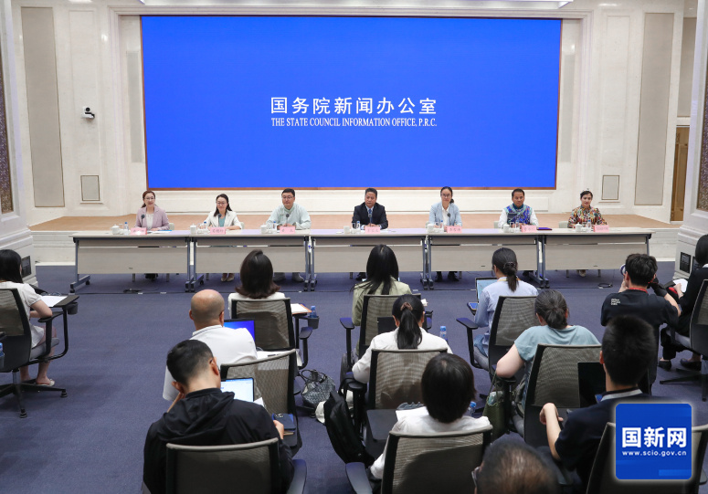 【“构建互嵌式社区，说实话，哪有什么‘高招’”】7月17日，国务院新闻...
