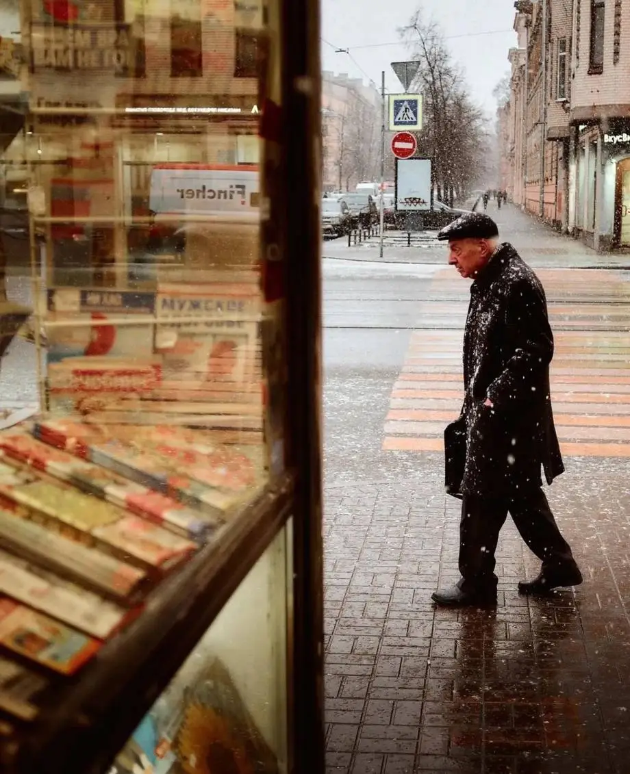 圣彼得堡冬日的街头诗人