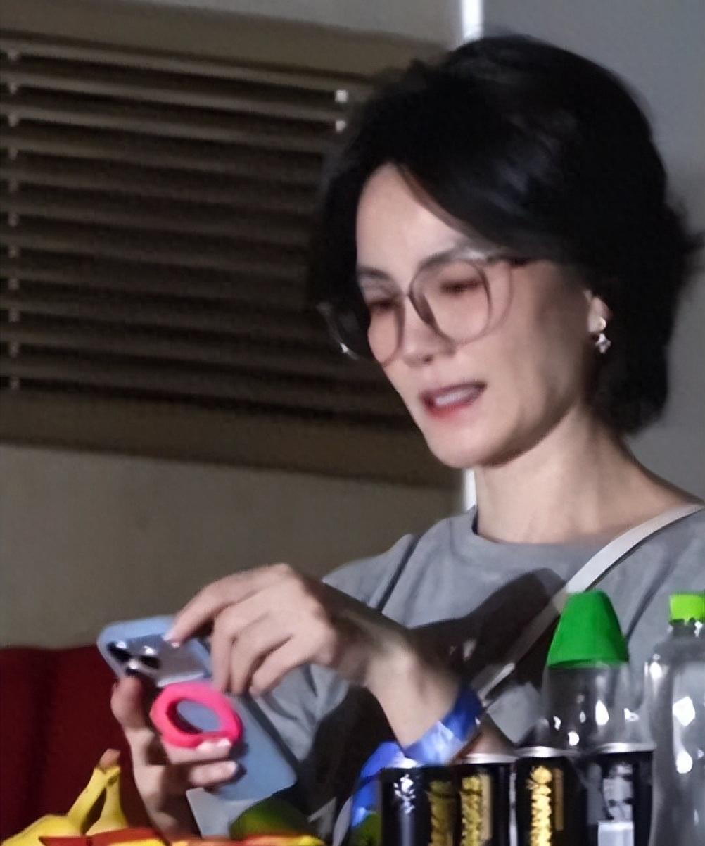 57岁王菲打破高冷标签：七夕北京，三天后合唱现场显真性情引热议