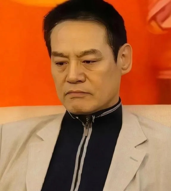 很多人熟悉荧幕上气场十足的老戏骨巍子，却不清楚他戏外的曲折经历。巍子本名王巍，当年婚姻走到尽头，他选择净身出户，房产存款全都留给前妻，自己只带少量财物离开，想用这种方式弥补妻儿。儿子王紫逸跟着母亲生活，父子二人慢慢生出很深隔阂，很长一段时间很少往来。后来王紫逸走上演员这条路，坚持不靠父亲名气，自己跑