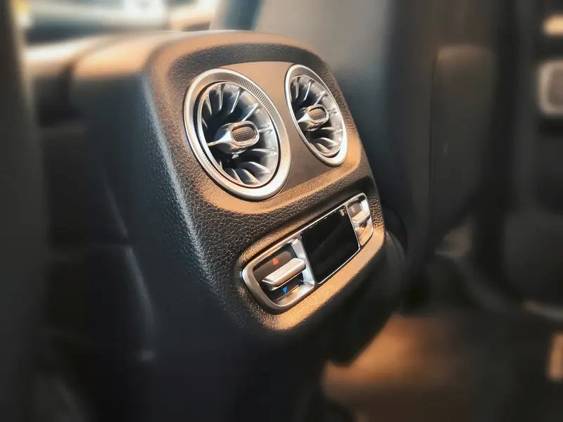 200万预算买SUV，老板们为何纷纷放弃奔驰大G和迈巴赫GLS，转头选择路虎揽胜？
手里攥着200万购车预算，不少开公司的老板没选全网吹爆的奔驰大G，反倒直接提走了路虎揽胜。旁人问起缘由，他们大多笑而不语。
别觉得这些老板是乱花钱，算完账你就全明白了。
新款路虎揽胜裸车价167.8万，再加8万选装踏