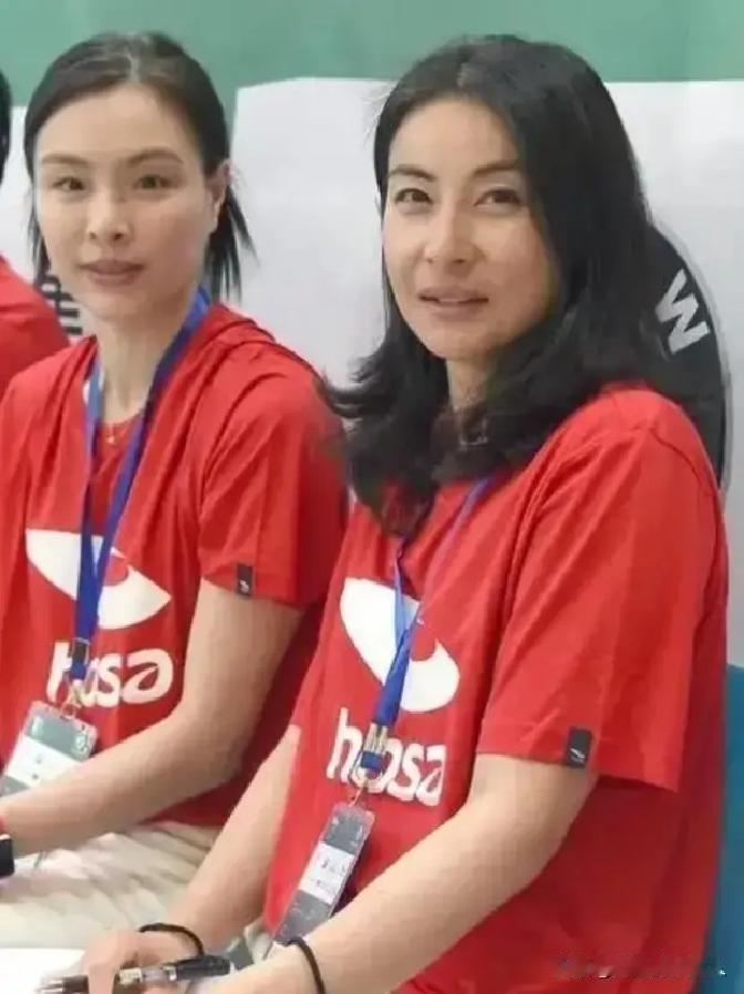 有一次，吴敏霞去香港出差，郭晶晶想给小叔子霍启山和吴敏霞“牵线”，就给吴敏霞打电话：“启刚有个朋友想认识你，有时间一起吃个饭吗？”吴敏霞拒绝：“我已经有喜欢的人了。”
 
电话那头静了一秒，郭晶晶笑起来：“哦？那挺好。什么时候带来见见？”
 
“等合适的时候吧。”吴敏霞声音很平，听不出情绪。
 
挂