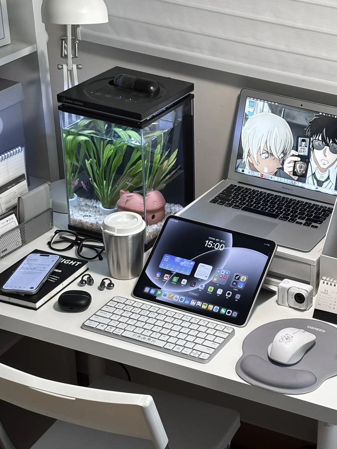 我可以在这个小书桌上鼓捣一整天