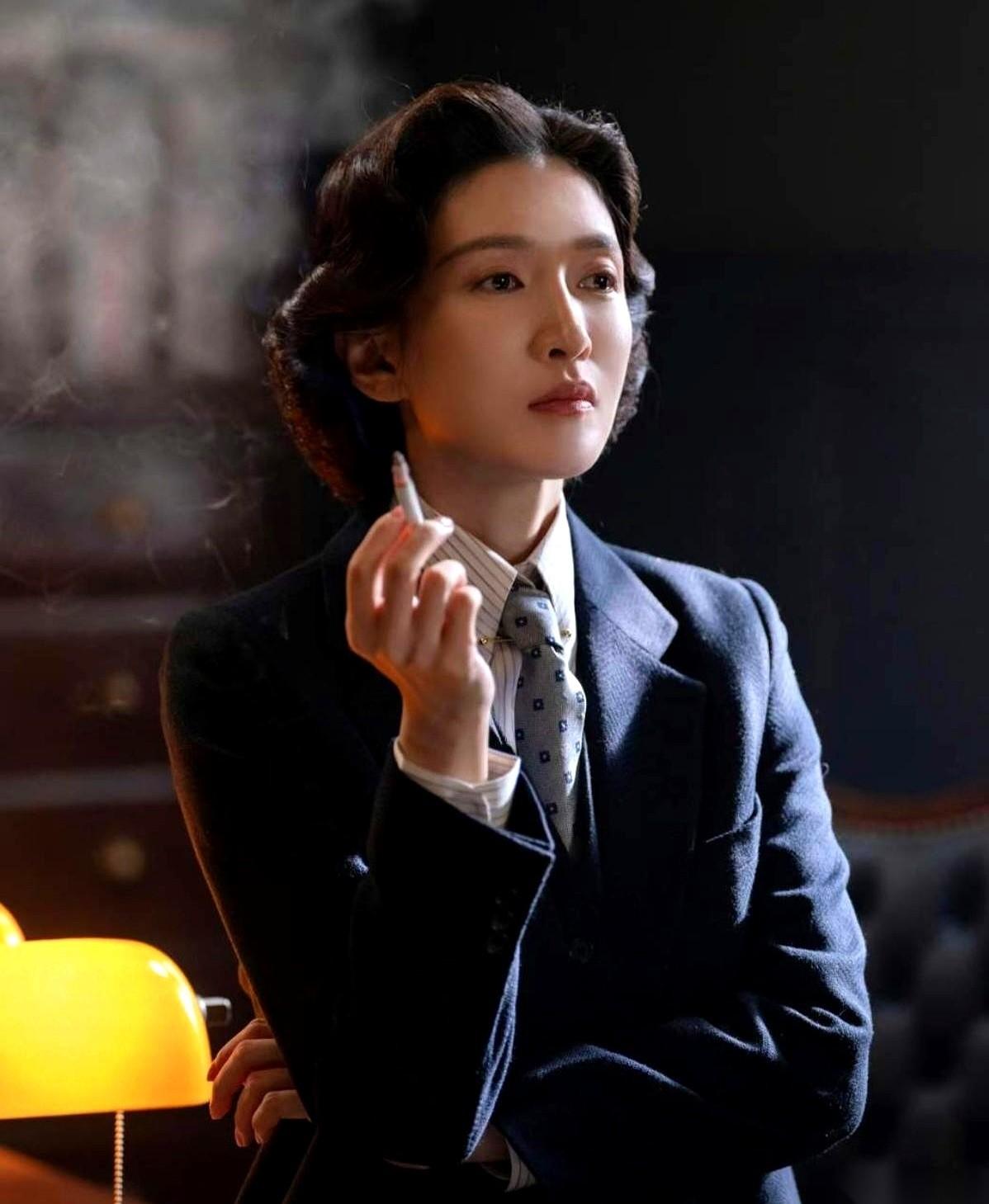 江疏影演的地下党苏门，与赵前确认战友身份后，又与沈克希相认。

这出戏把那种“无私”背后的算计算得明明白白。原帖里提过这种大度是处境所迫，我看确实如此。苏门和沈克希相认时，全程冷静如机器运转。

在76号这种龙潭虎穴里，争风吃醋就是找死。剧里写得极清楚，面对军统、日军几方势力绞杀，任何私人情感的流露