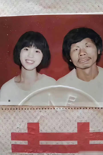 网友:谁都不服！就服我爸！不知当年这老家伙是怎么把我妈追到手的。服呀！！！