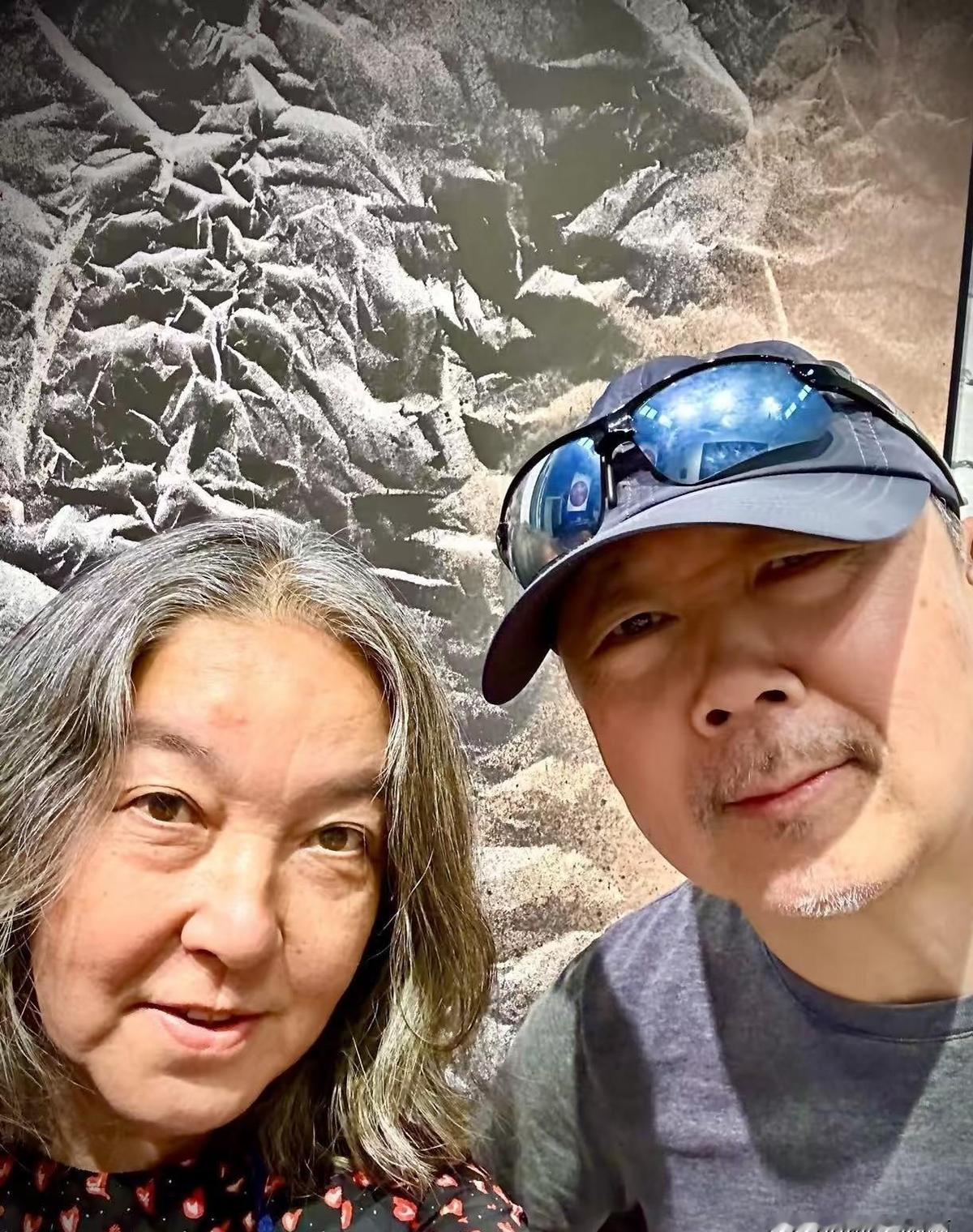 旧爱能变老友，才是时间给的最高奖赏！
近日，65岁的摇滚音乐人崔健与68岁的艺术家宋小虹低调同框，一同现身某艺术画展观展。曾经的恋人在岁月变迁后以老友身份自然相处，静静享受艺术，呈现出一种久违的松弛感。
说实话，看到这个消息，比任何煽情故事都让人心里头一动。宋小虹是崔健在1986年经摄影师介绍认识的