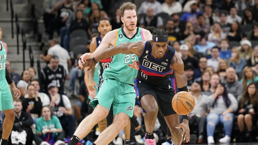 NBA前路进退两难，全明星中锋被薪资格局困住续约选择权 活塞与全明星杰...