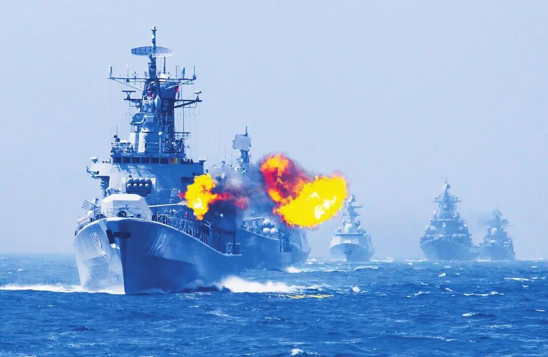 罕见！黄海南部连续47天实弹封海演练，深意何在
 

解放军 军事演训 黄海 国防
 
海事局通告，黄海南部海域开启实弹射击，连续47天全天禁航。很多人误以为是连续47天不停开火，实际是这片海域在47天窗口期内随时开展实弹科目，船只严禁驶入。同期渤海、东海、南海多处海域同步安排演训，多海域联