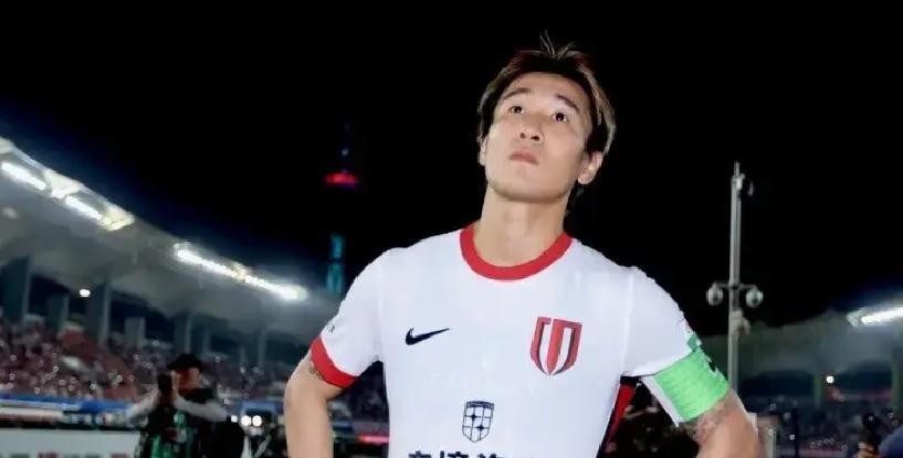 李玮锋劝韦世豪管住脑子，他自己18个月被罚下6次
当年在球场上动不动就锁喉吃红牌的“大头”李玮峰，居然也开始语重心长劝晚辈克制脾气了。
10月21日前后，李玮锋在直播里聊到韦世豪，话说得很直接：脚下技术没得挑，在场上和不在场上，球队进攻完全是两个档次。但他特意补了一句，到了这个岁数，该学会管住自己的