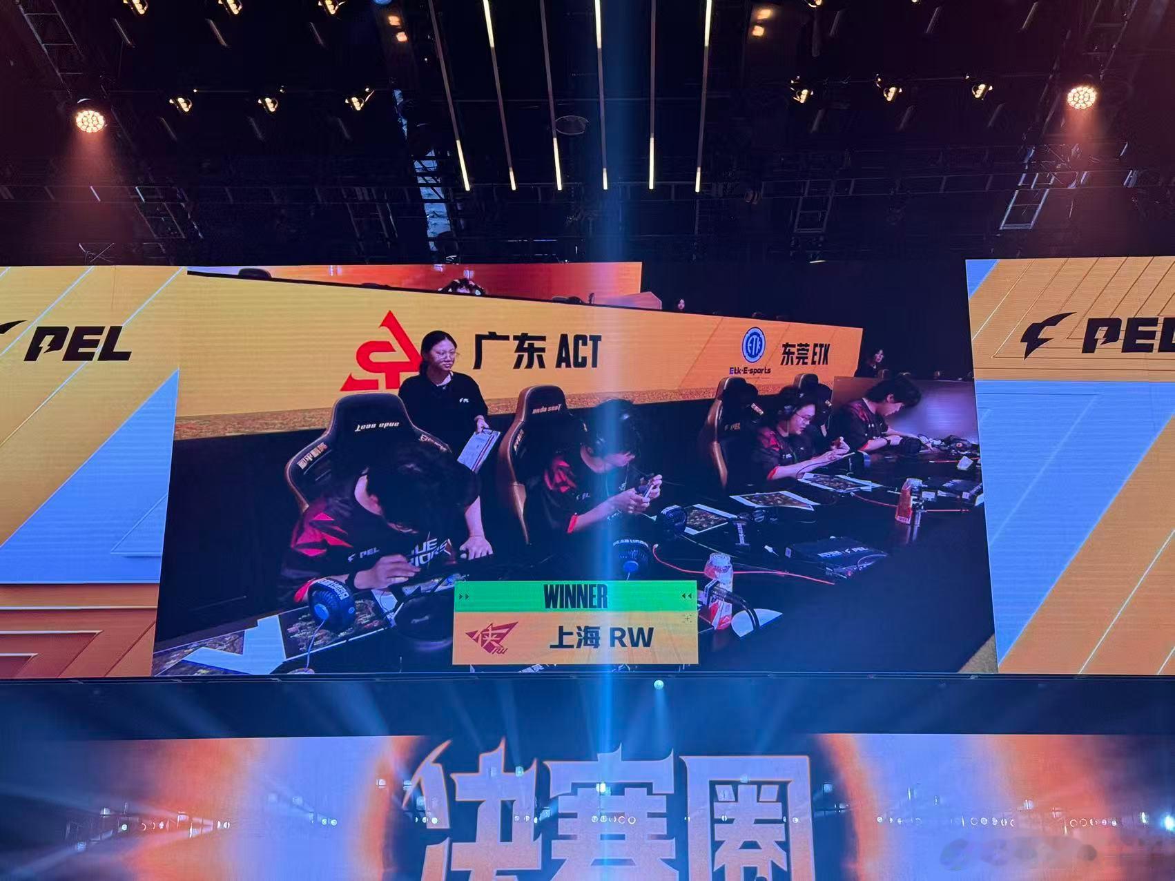 夏季赛对局看点十足，RW火力全开、攻防兼备，一路突围拿下对局成功吃鸡。...