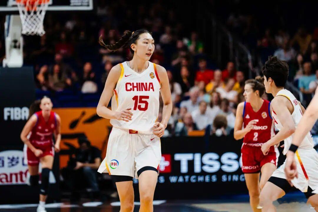 【绝境看杨舒予！中国女篮加时险胜捷克！】北京时间20:30分，女篮世界杯迎来一场生死较量，中国女篮迎战同样退无可退的捷克女篮，这是一场关乎出线命运的关键对决。最终中国74-70捷克拿下胜利！#女篮世界杯# #中国女篮加时险胜捷克# 
       比赛开局，中国队迅速进入状态，进攻节奏流畅。但第一节后半 ​