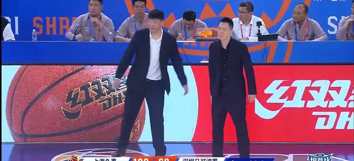 上海只做了一件事
从这场比赛看，上海的防守策略很明确：贺希宁打挡拆就换防，逼他往内线走，然后用协防干扰。贺希宁几次持球突破都是在对抗里把球扔出去，18投6中的效率是这么来的。他不是没有球权，球权在他手里，但球权换不来一次干净的出手。
第二节上海打出13比0，起手就是贺希宁被夹击后传球失误，古德温抢断