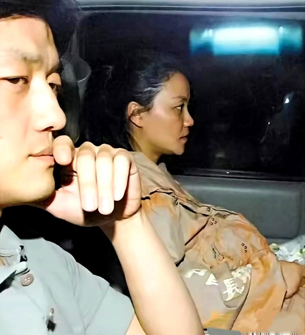 以前总觉得李亚鹏这些年折腾商业沾了一身泥，可猛然间看到2006年的旧照，他低着头跟臂弯里刚做完修复手术的小婴儿对视，笑得一脸温柔，瞬间有点认不出这人了
 

那会儿李嫣五月份刚出生，没多久就赴美折腾了一大圈。
 

回国休养的日子里，这个正处在颜值巅峰的男人，每天晚上硬是雷打不动地对着襁褓里的小肉团