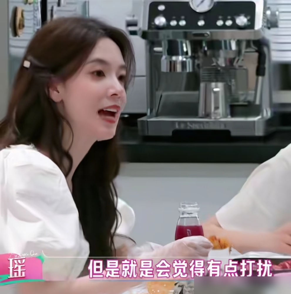 陈瑶在片场几乎不说话，跟陈伟霆对戏全靠眼神，跟曾舜晞熟了以后才聊两句。
不是她摆谱，是性格真慢热。慢到别人聊得热火朝天，她还在旁边站着，插不进话，干脆就不插了。
但曾舜晞这人怪，一个动作能磨到自己满意为止，片场谁低落他都能给拽起来。陈瑶说他阳光大男孩，眼睛大大的，爱笑。
俩人聊得最多的，居然是