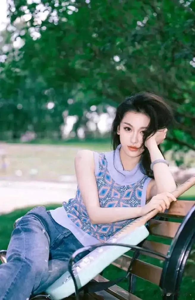 中国顶级美女！张祎格，北电校花的璀璨星途。张祎格，这位 00 后的北电...