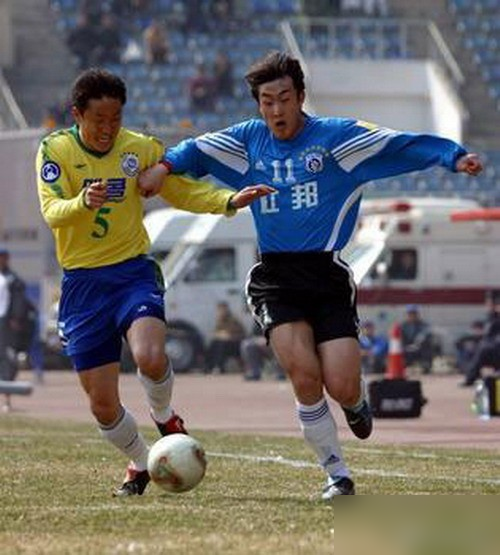 你知道吗，20年前中国足球差点就有了自己的AC米兰。
2002年，当时甲A的霸主大连实德，老板徐明搞了个远东计划，野心大到吓人，不光要跟英超纽卡斯尔联队合作，还真去谈了收购AC米兰，准备合伙搞个CA米兰队。
那时候的实德，在国内也是疯狂布局，除了大连队，还暗中控制着四川冠城、大连赛德隆好几支队，