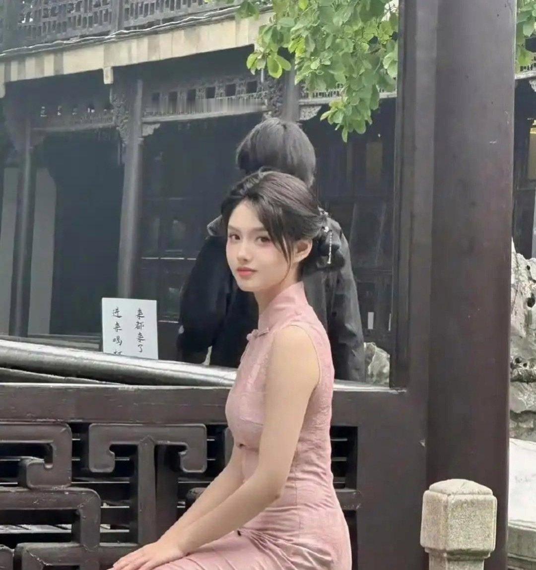 路人镜头下的艾米才17岁，光看这张脸，觉得有没有红的潜质？ ​