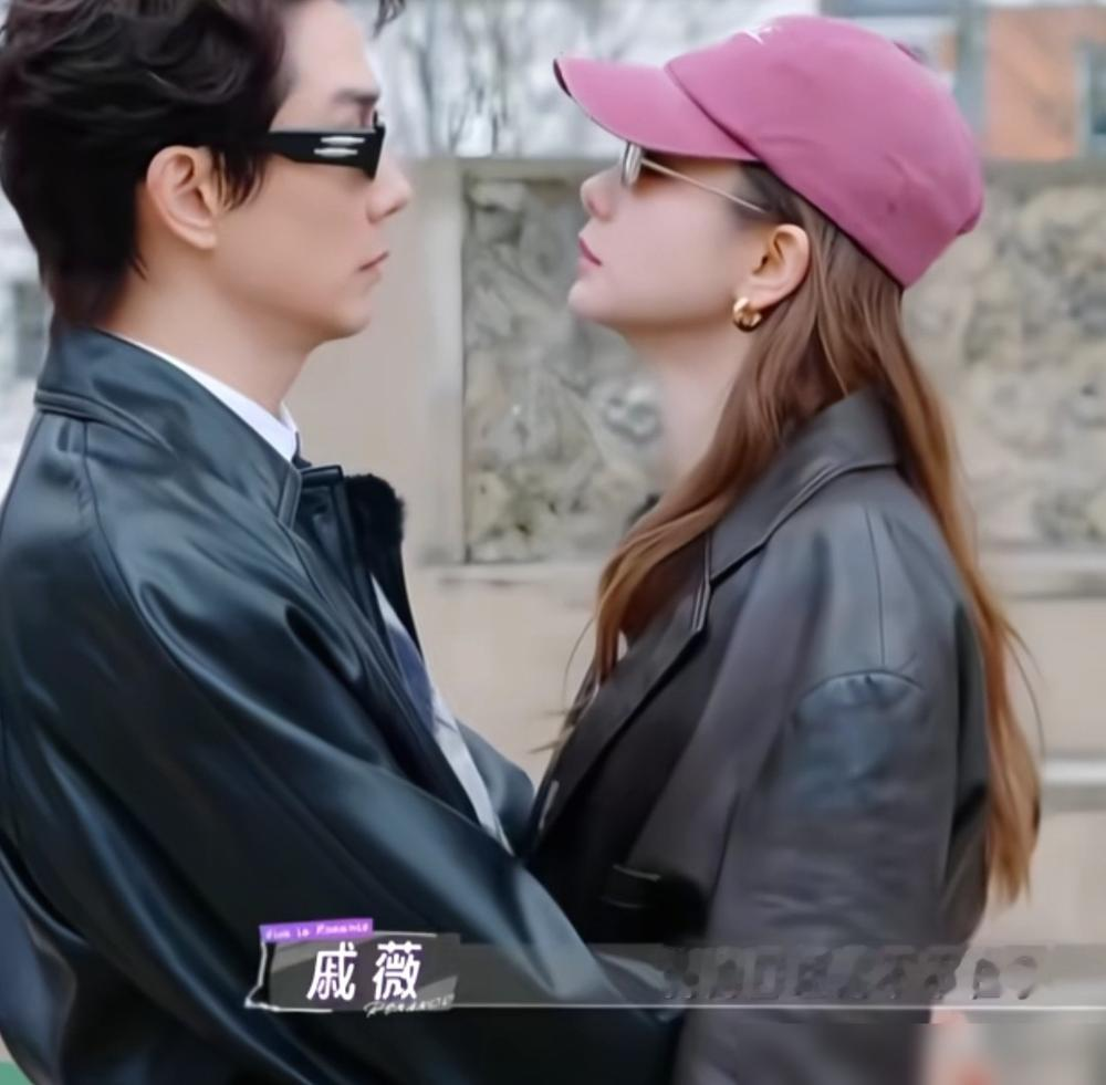 戚薇一句口红不在了，李承铉直接把墨镜递过去当镜子。
这动作，熟练得像条件反射。
在《妻子的浪漫旅行2025》里，李承铉敢当面说戚薇煲的汤特别水，戚薇炸毛归炸毛，转头就把话掰开揉碎：真话要讲，心意也得顾。关门声重了，她会直接问你是故意摔门吗，不猜，不闷着。
李承铉在家带娃那几年，戚薇在外面拼。等
