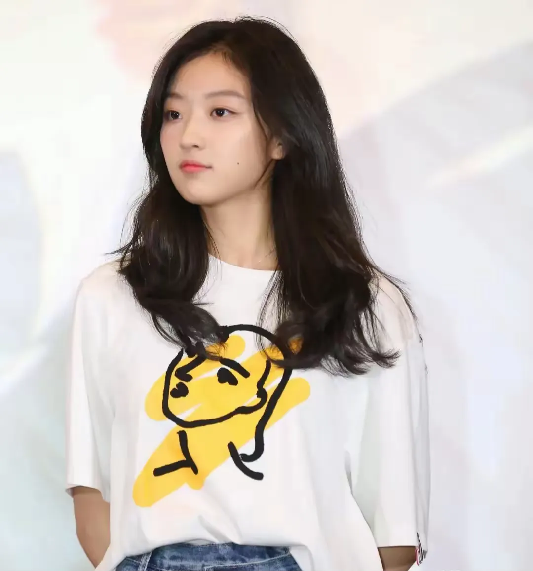 《你好，星期六》里，何炅问孙千:“你的理想型是什么样子的？”孙千说:“我喜欢他怎么样都是我的理想型。”

何炅说:“你这个答案也很不错，就是有的时候遇到那个人可能没有一条符合你的可能性。

他灵魂不有趣、也不帅，但你就是喜欢他，常常是这样的。”

然后他又指着在场的秦霄贤、金瀚、魏哲鸣、陈靖可、杨迪