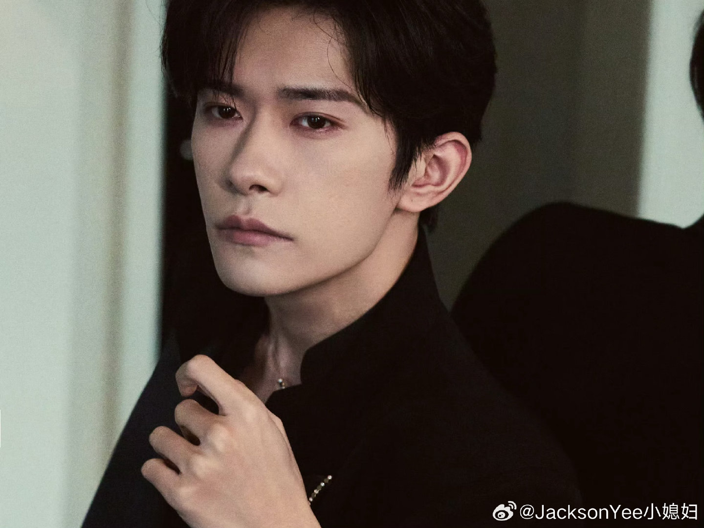 #易烊千玺和工作人员强调保证粉丝安全# 全世界最好的人[泪奔] ​