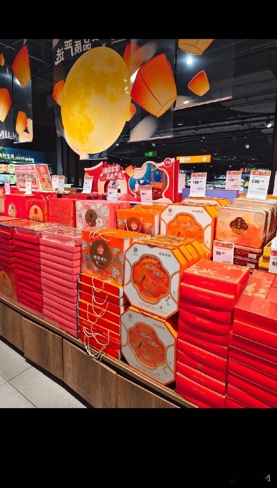 月饼也没人买了
不是因为消费降级了，也不是因为饮食习惯改变了，而是因为一个带有节日性美食被商家炒作成一种符号

月饼礼盒价格越来越高，月饼却越放越少

不用心做月饼而是做包装盒是治标不治本，盒子再好看也不能卖月饼的钱

现在很多蛋糕店的月饼，又新鲜又好吃，性价比又高！

那么精致的盒子扔了可惜，不扔