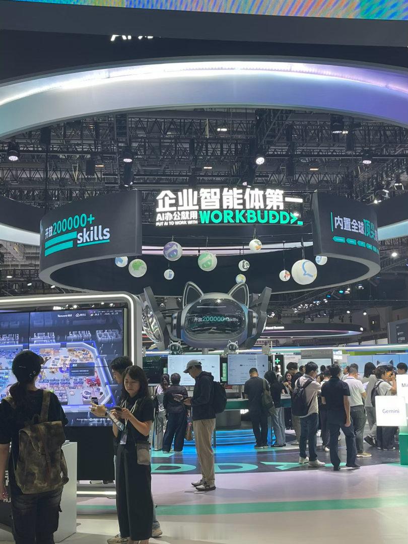 腾讯全球数字生态大会，进门就是workbuddy大展台，可能是今天最大的主角 ​