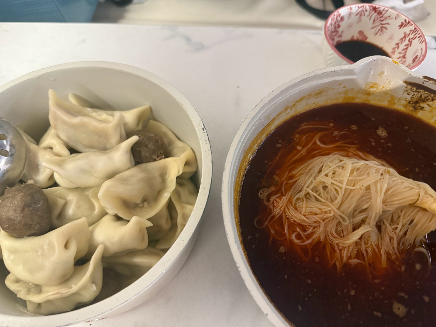 依旧是赶路的一天。
今天就能到上次我们出车祸的加油站了[融化]
从明天开始，每天又是新的风景了！

我们从国内带了好多饺子，专门想着在赶路的时候吃。今天吃饺子加绵阳米粉！
#小🐏的亚欧自驾#  ​