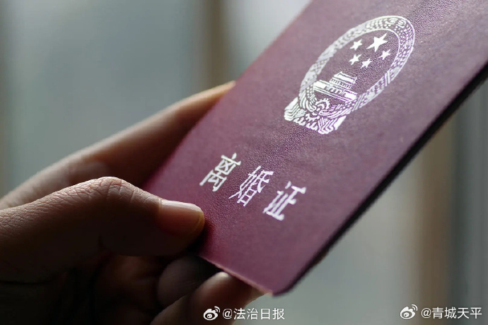 【#假离婚后复婚失败男方起诉重分财产##法律上没有假离婚一说#】近日，新疆特克斯县人民法院审结一起离婚后财产纠纷案。原告依某以10年前是“假离婚买房”为由，要求重新分割夫妻共同财产，被法院依法驳回。

依某与古某原为夫妻。2016年，双方在民政部门自愿办理离婚登记，签了离婚协议，约定某院落的 ​
