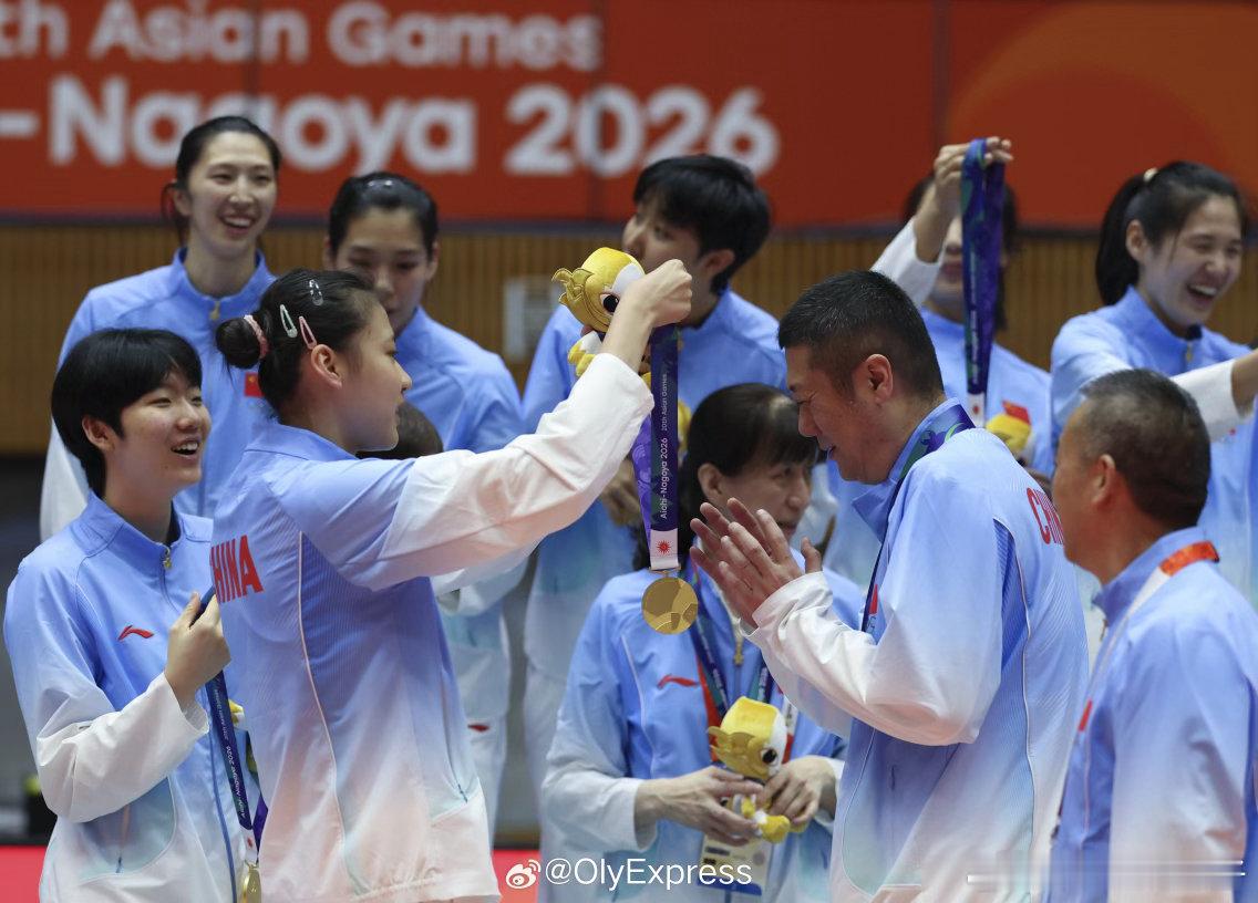#龚翔宇王奥芊为赵勇挂上亚运金牌##女排队员为主教练挂上金牌# 名古屋亚运会圆满收官中国女排成功登顶，龚翔宇王奥芊等队员暖心为赵勇指导戴上亚运金牌，共享团队胜利成果。历经亚锦赛的沉淀与调整队伍越战越勇力克泰国队在日本主场强势夺金蓄力冲刺奥运新征程 #日本女排颁奖礼全员黑脸##亚运会[超话]# ​