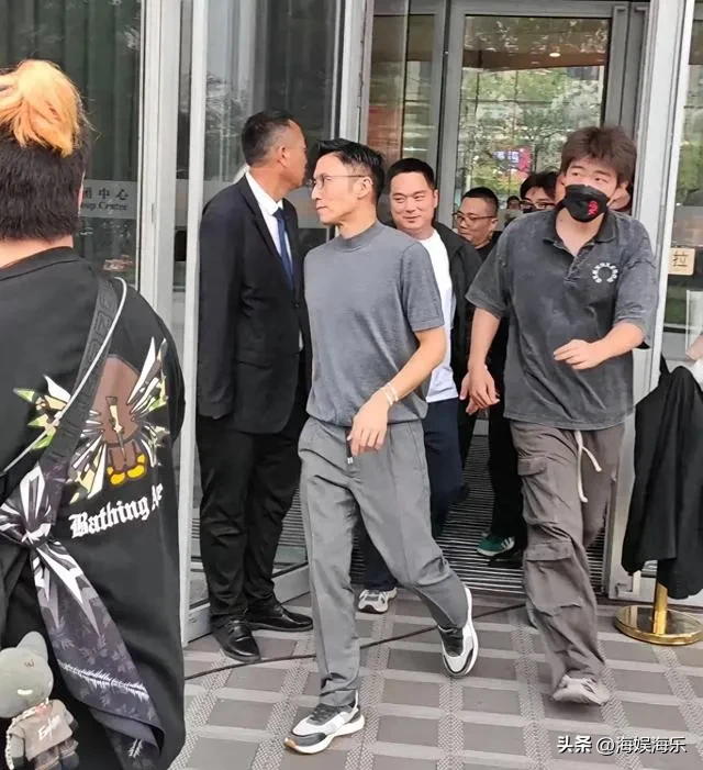 谢霆锋现身北京！整个人松弛得就像下楼遛弯 这状态谁信他快50了？