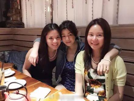 #原来陈妍希曾经是南加大的校花# 

爱笑又努力的女孩，运气都不会太差，未经雕琢的少女模样，本來就很美啊！[送花花][送花花][送花花]

几张大学时期的照片[给你小心心] ​
