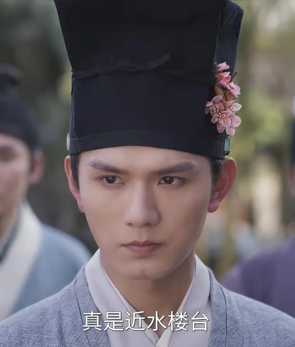 我以为是我熬夜太多眼花了，在看电视剧兰香如故。

可追剧时认错脸，谁都可能遇上，尤其演员一换造型，熟悉感和陌生感就搅在一起。真正让人惊讶的，是搜出演职员表后发现，自己没看错，叶筱玮确实也在《兰香如故》里。

这种惊喜感挺有意思：先怀疑自己的眼睛，再被名单确认，前后的反差一下就出来了。剧里看到一张似曾