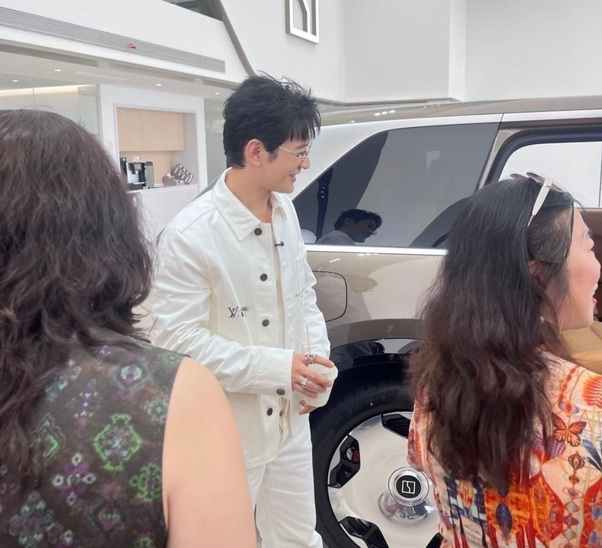 50岁的黄晓明，现身老家青岛的一家4S店。
他穿一身白，看着挺精神，本人显年轻 ​