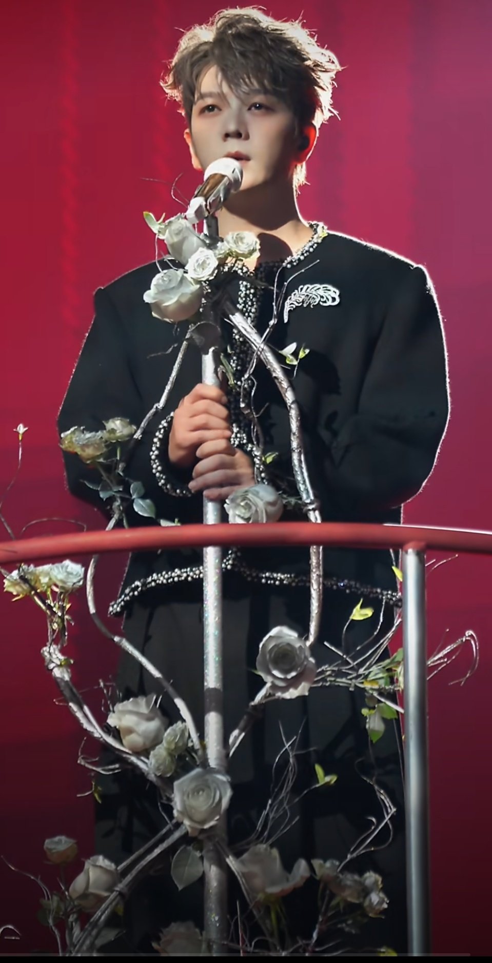 #王栎鑫[超话]# 🌙#泸州银河左岸音乐节# 
以后唱花花的时候是不是都有个专属定制麦架了[桃里桃气]​