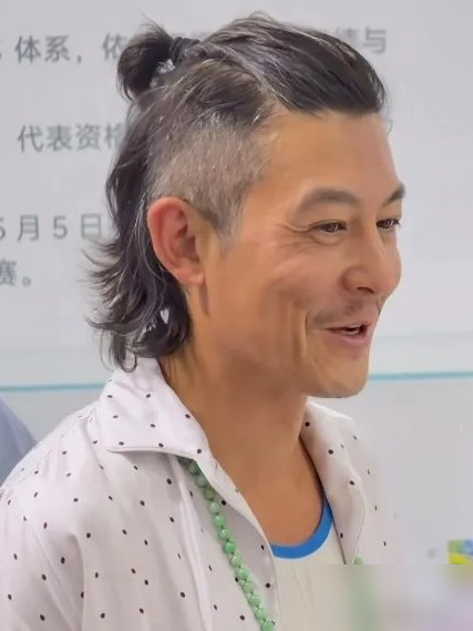 刷到个帖子，差点没把我笑死。
一网友说喜欢一个男神好多年，死活想不起名字，在赵本山赵冠希陈冠希之间反复横跳。最后终于确认，是陈冠希。
这记性，离谱又真实。
但你再看他现在，2026年了，带着老婆孩子过日子，CLOT估值干到20亿美金。前几天跟老爹同框，皱纹是多了，眼神却稳了。
当年那场风暴没