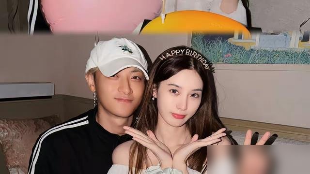 孩子都两岁了，黄子韬才想起来官宣。
照片拍得挺温馨，海边，落日，一家三口牵手。徐艺洋配文说爱的人都在身边，黄子韬转发就一句，希望儿子健康长大。算算时间，孩子两岁多，要上学了，藏不住了才公开。
可粉丝记得清楚，之前多少次直播里他板着脸否认，说家里的事不想跟外人讲，甚至甩过一句“你们只是陌生人”。陌