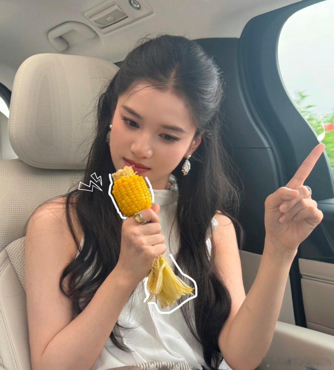 #张婧仪[超话]##夏日Highlight时刻##张婧仪代言比亚迪秦max# 
卡哇伊的玉米仪！
​