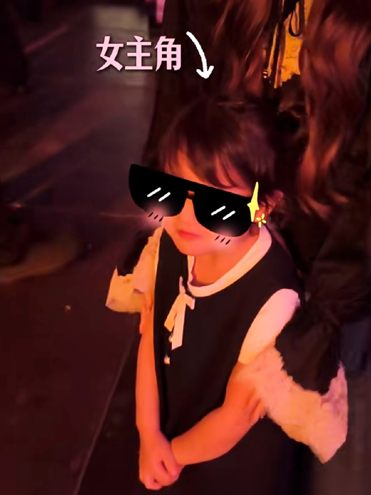 周杰伦在台上开演唱会，小女儿在后台盯着监视器看，连眼睛都不眨一下。
昆凌晒出的照片里，小姑娘坐得板板正正，表情比台下任何观众都认真。这画面谁看了不心里一软。
昆凌说过，这老三就是个小霸王，想要什么直接开口，完全不怯场。才刚会说话那会儿，就爱对着镜子提裙子追着周杰伦问我美吗。周杰伦直接把人声采样写