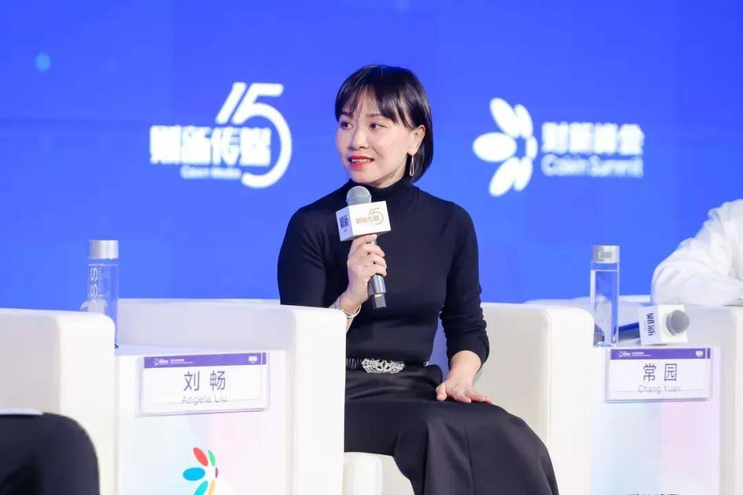 中国商界最狠的套路，往往都披着接班人急于证明自己的外衣。刘永好女儿刘畅接班后三年狂借七百亿冲进养猪业，结果猪价暴跌市值蒸发一千四百亿。你真以为这是少主盲目扩张踩了坑？在行业顶点用极高杠杆疯狂拿地建厂，套住银行贷款留下烂摊子，这是一出教科书级别的金蝉脱壳。这背后的资本算盘，远比你想的细思极恐。
 
刘