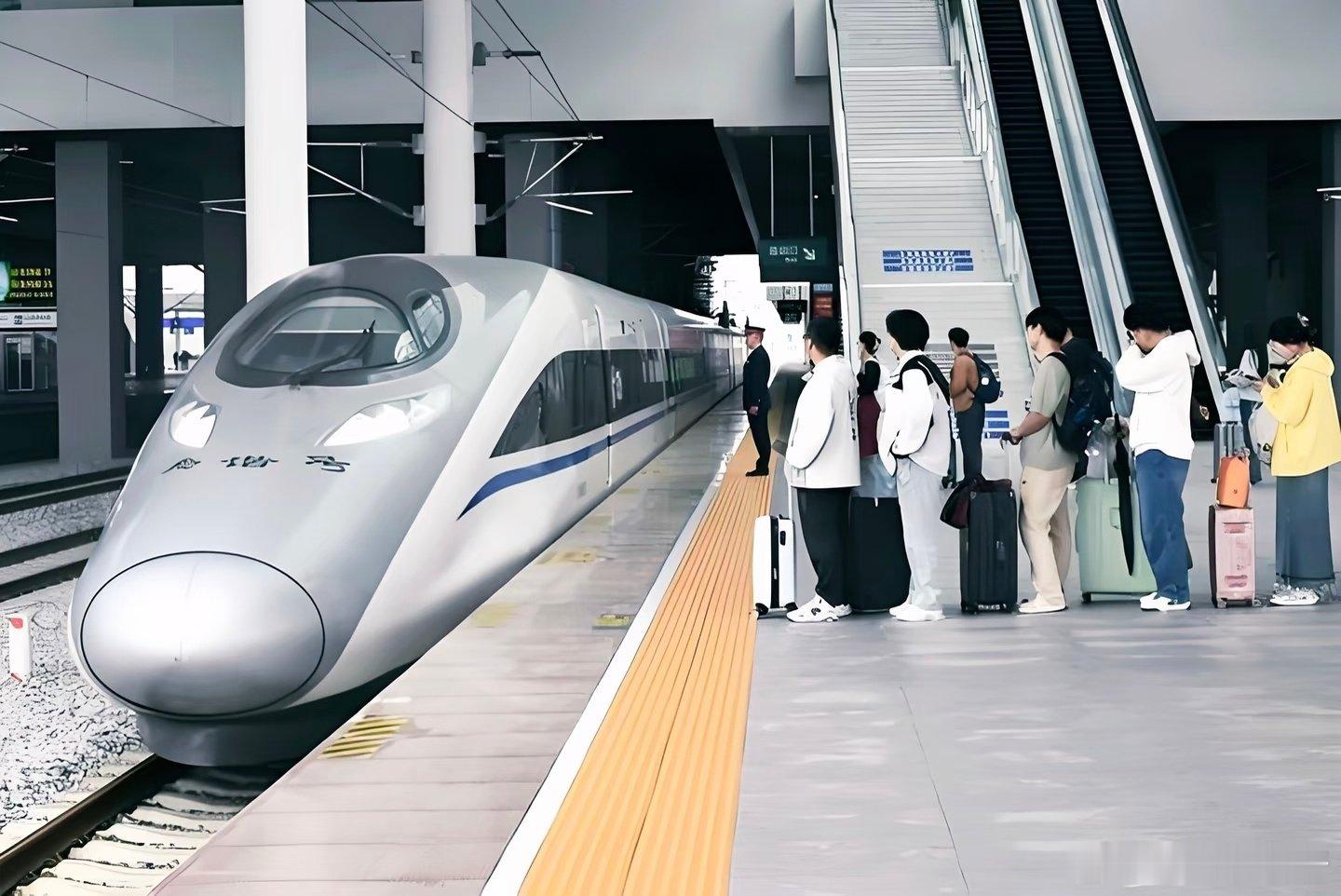 #十一高铁票涨价#
上次买票确实看到有一个折扣显示，原来节假日客流量大就会恢复原价。你会因为高铁票国庆涨价就不出去玩吗？

#12306回应国庆高铁票涨价# ​